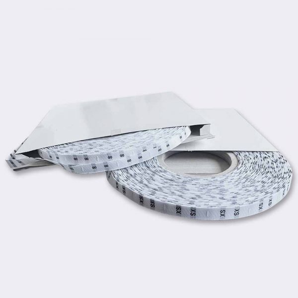 Talla bordada 10mm letra negra y fondo blanco